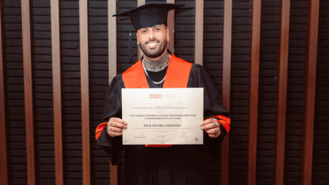 Nicky Jam recibió un reconocimiento de la Universidad de la Costa en Barranquilla.